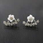 Aretes de Flor Blanca con Brillitos de Florecitas Plateado