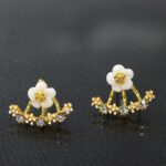 Aretes de Flor Blanca con Brillitos de Florecitas Dorado