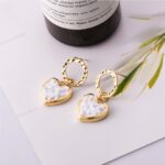 Aretes de Corazón Dorado con Abalorios Blancos