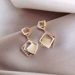 Aretes Rombo Dorado con Brillos y Gema