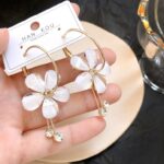 Aretes de Flor Blanca Redondos