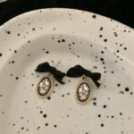 Aretes de Lazo Negro detalle con Abolorios Perlado