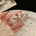 Aretes de Lazo Blanco detalle con Abalorio Perlado