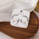 Aretes de Flor Blanca con Aro Plateado