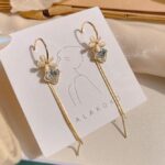 Aretes de Flor con Joya Blanca