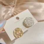 Aretes de Flores Estampa Dorada y Rosa Blanca