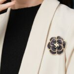 Broche de Flor Negra con Perlas