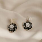 Aretes de Flor Negro con Perlitas