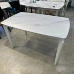 Mesa de comedor sobre de vidrio y patas de madera 130x80x75cm.